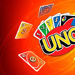 משחק הקלפים UNO הצבעוני על רקע אדום תוסס.